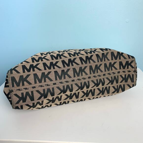 Michael Kors Black/Tan Signature Canvas Jet Set Tote - Picture 4 of 10